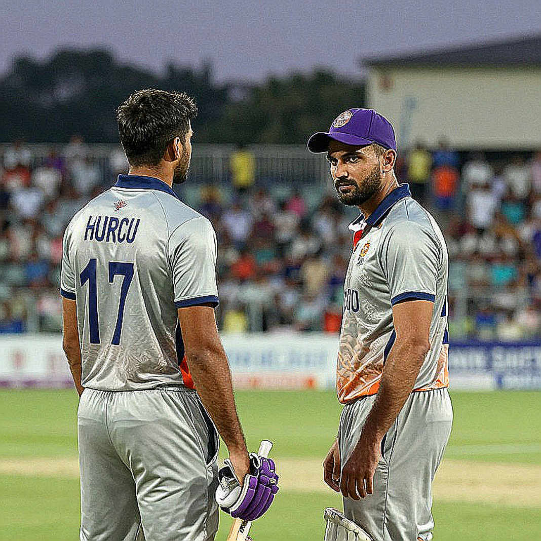 लाहौर की पिच का हवाला देकर पाकिस्तान ने सुफियान मुकीम को रिलीज़ किया, माज़ सदाक़त कवर के तौर पर शामिल लाहौर की पिच का हवाला देकर पाकिस्तान ने सुफियान मुकीम को रिलीज़ किया, माज़ सदाक़त कवर के तौर पर शामिल